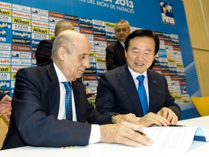 Julio C. MAGLIONE. FINA President (L), with KANG Untae, Mayor of Gwangju (R) signing the contract between FINA and the South Korean city which has been awarded the 2019 World Aquatics Championships
