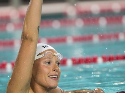 Federica Pellegrini saluta il pubblico del Palazzo del Nuoto di Torino