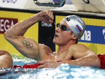 epa03509013 Vladimir Morozov reacts after winning the gold medal in the men's 50m freestyle final during the World Short Course Swimming Championships in Istanbul, Turkey, 14 December 2012.  EPA/VALDRIN XHEMAJ