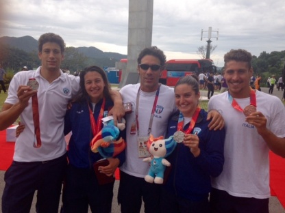 Il magico poker di medaglie italiane nel nuoto di fondo. Furlan, Bridi, Raimondi e Sanzullo festeggiano assieme al tecnico Stefano Rubaudo