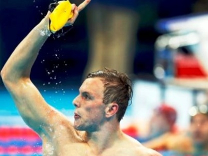 epa05472798 Kyle Chalmers of Australia celebrates winning in the men's 100m Freestyle Final race of the Rio 2016 Olympic Games Swimming events at Olympic Aquatics Stadium at the Olympic Park in Rio de Janeiro, Brazil, 10 August 2016.  EPA/ESTEBAN BIBA