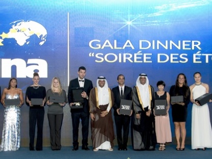 Gli atleti premiati a Doha con i vertici della Federazione nuoto qatariota