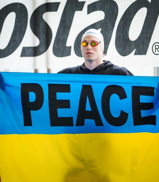 Andriy Govorov Ucraino, nativo di Sebastopoli, Mostra una bandiera del suo paese con la scritta (pace