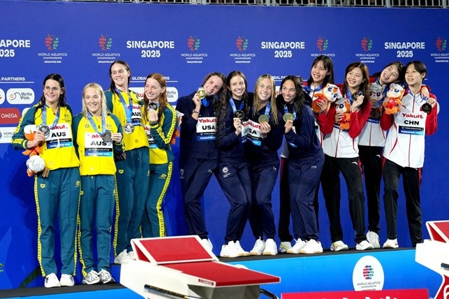 podio staffetta 4x100 mista femminile