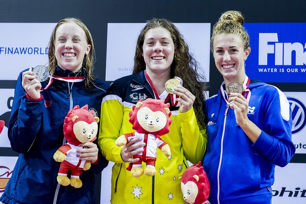 Il podio dei 400 stile libero femminili. Sulla destra c'è l'azzurra Linda Caponi