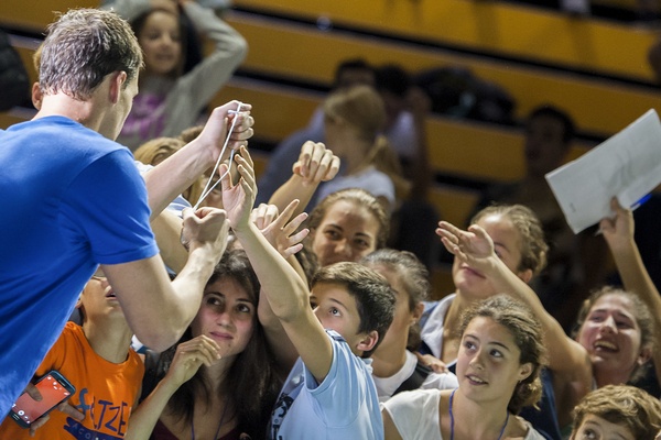 Ryan Lochte regala le medaglie ai suoi fans