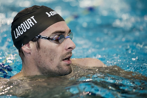 Camille Lacourt al ritorno in vasca, a Genova, dopo l'operazione