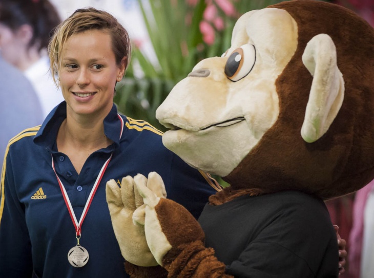 Trofeo “Citta' di Milano”. Federica Pellegrini festeggia la vittoria nei 100 dorso con la mascotte Crazy