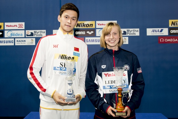 (L to R) SUN Yang CHN Best Swimmer Male; LEDECKY Katie USA Best Female Swimmer