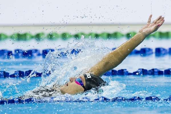 Ilaria Cusinato durante la frazione a dorso nella finale dei 200 misti