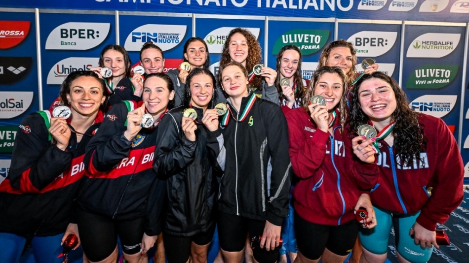 podio 4x100 mista donne