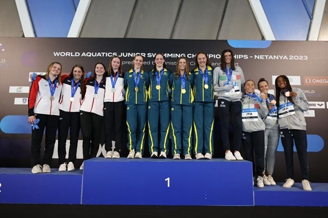 podio 4x100 mista femminile