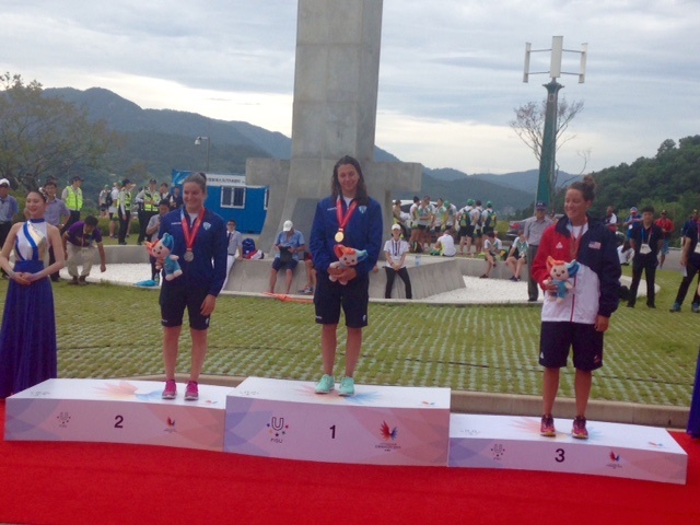 Il podio della 10 km femminile: da sinistra Ilaria Raimondi, Arianna Bridi e l'americana Peacock