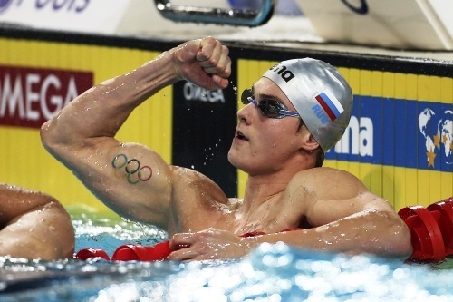 epa03509013 Vladimir Morozov reacts after winning the gold medal in the men's 50m freestyle final during the World Short Course Swimming Championships in Istanbul, Turkey, 14 December 2012.  EPA/VALDRIN XHEMAJ