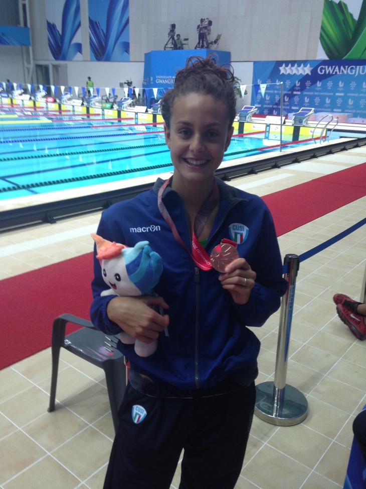 Il sorriso di Martina Carraro con la medaglia di bronzo appena conquistata nei 50 rana
