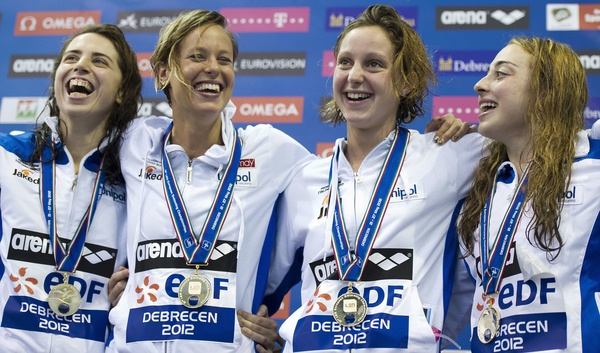 Il podio di Debrecen 2012 e la  4x200 sl d'oro con Alice Nesti, Federica Pellegrini, Alice Mizzau, Diletta Carli