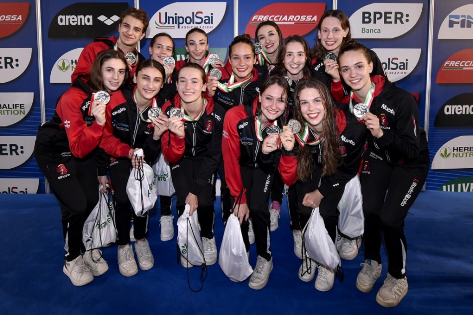 busto nuoto con la medaglia