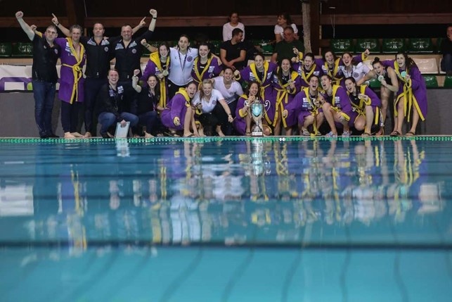 ujpest con il trofeo