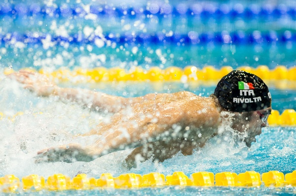 Matteo Rivolta impegnato nella batteria dei 100 farfalla da record italiano