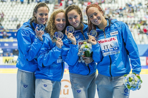 Pellegrini, Masinin Luccetti, Mizzau e Musso con la loro medaglia d'argento conquistata nella 4x200 sl