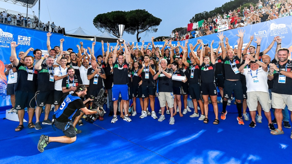 team italia con il trofeo delle nazioni