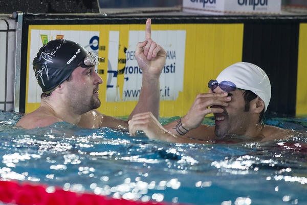 A destra, Marco Orsi e Filippo Magnini: il duello della 4x100 sl va appannaggio delle Fiamme Oro