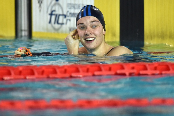 La gioia di Margherita Panziera, campionessa italiana nei 100 dorso