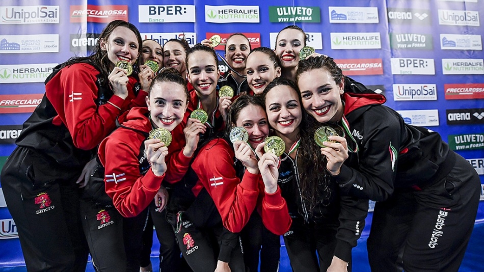 busto nuoto con la medaglia d'oro