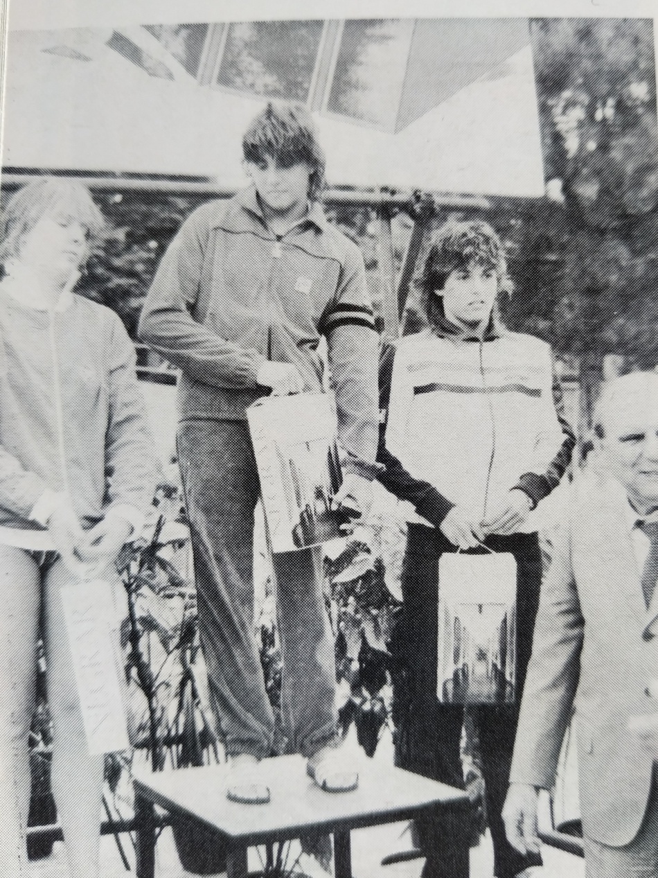 "MONICA VALLARIN_A SX_SUL PODIO DEL SETTE COLLI 1982, A VERONA, CON CRISTINA PONTEPRIMO (AL CENTRO) E SILVIA PERSI PREMIATE DALL'ALLORA PRESIDENTE DELLA FIN COMM. ALDO PARODI_I