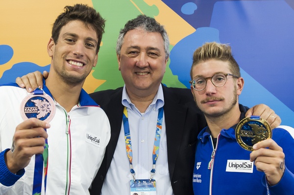 Da sinistra gli azzurri Matteo Furlan (bronzo) e Simone Ruffini (oro) festeggiano il podio col presidente della FIN Paolo Barelli
