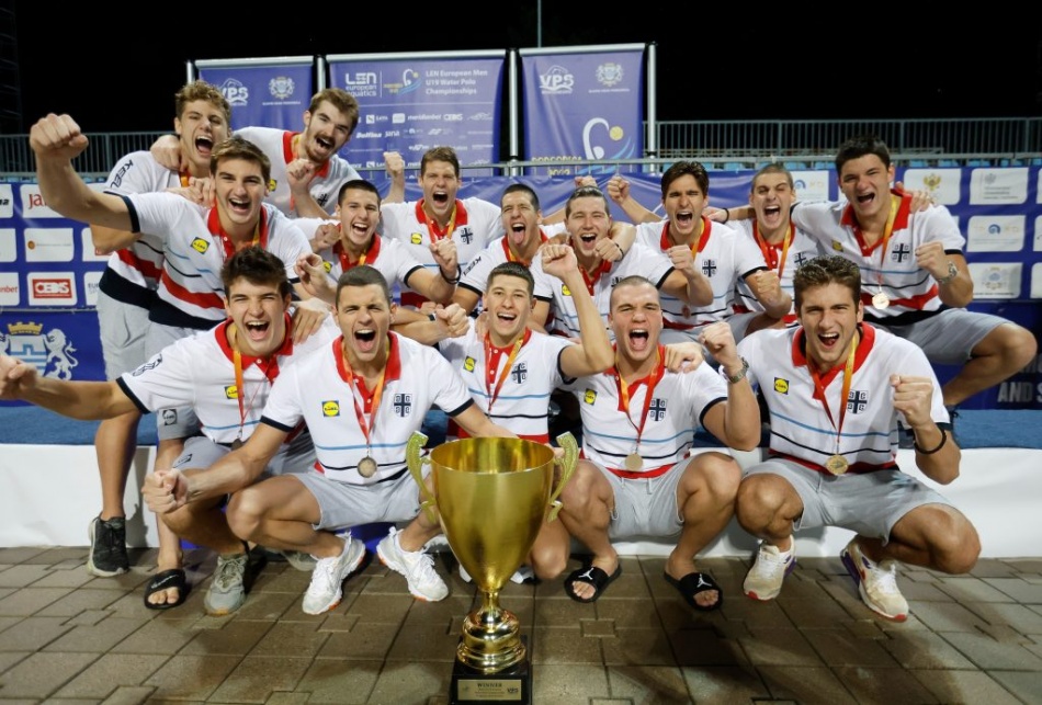 serbia con il trofeo