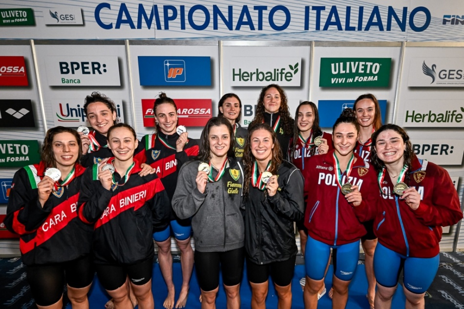 podio 4x100 mista femminile