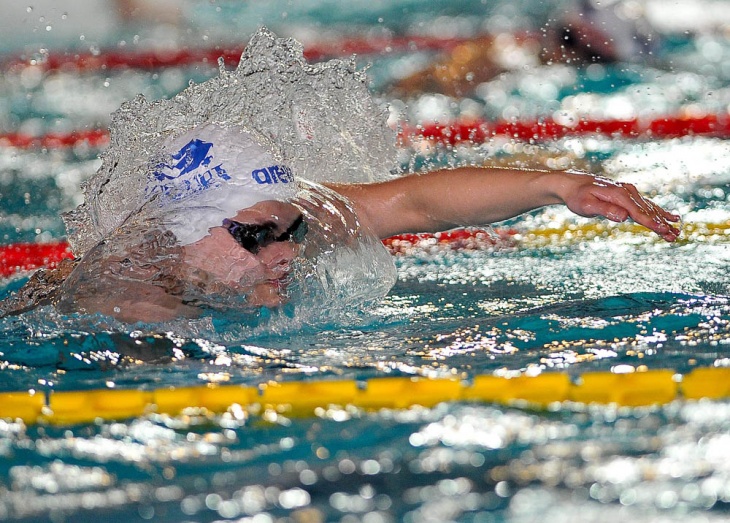 Giorgia Biondani vince i 50 farfalla nella categoria Junior '97